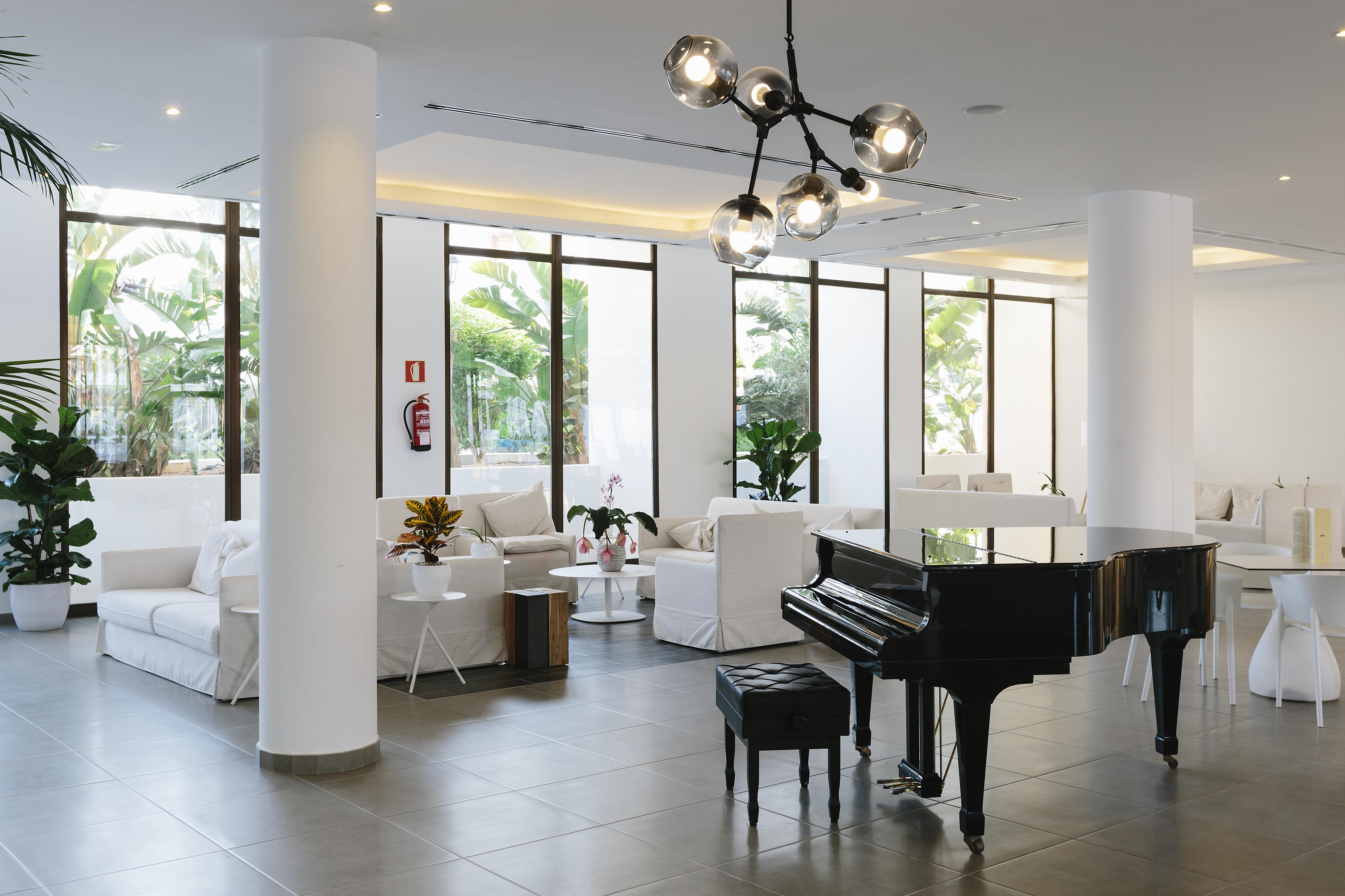 Отель Aluasoul Ibiza - Adults Only Эс-Кана Экстерьер фото