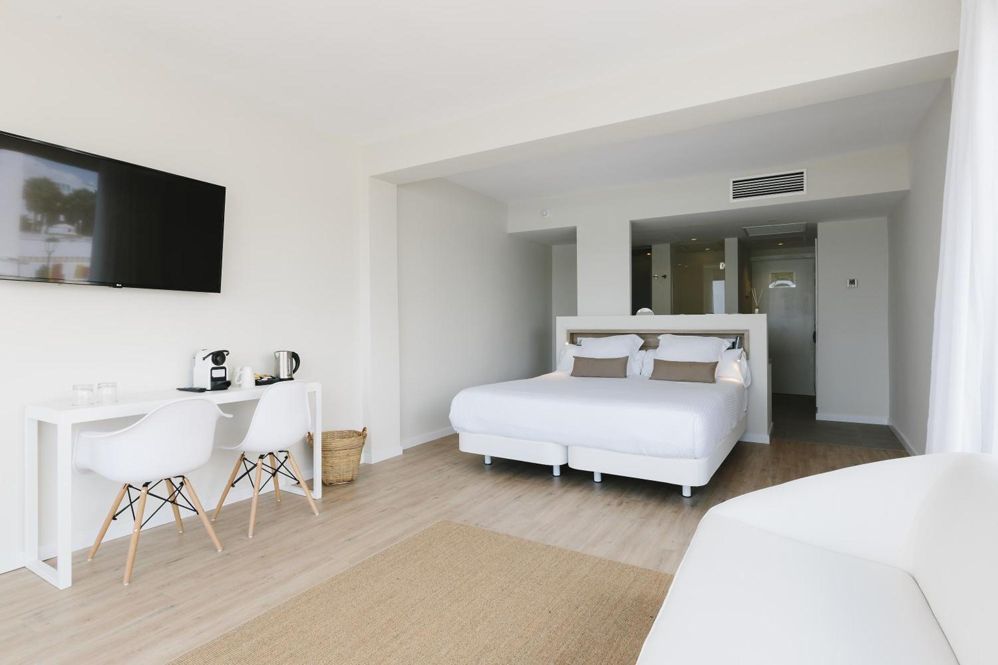 Отель Aluasoul Ibiza - Adults Only Эс-Кана Экстерьер фото