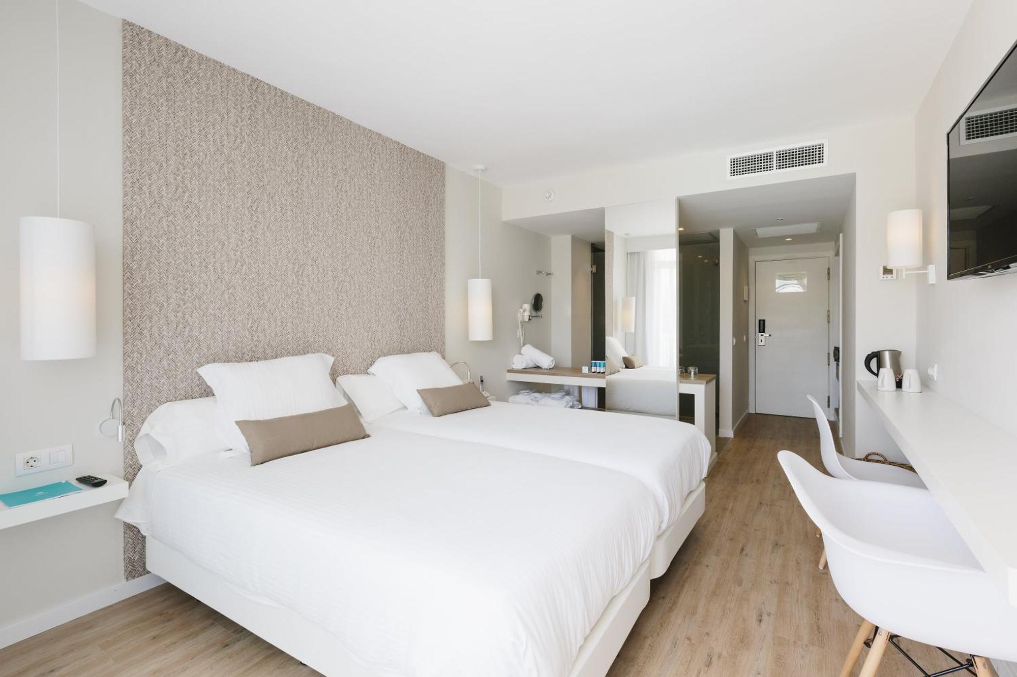 Отель Aluasoul Ibiza - Adults Only Эс-Кана Экстерьер фото